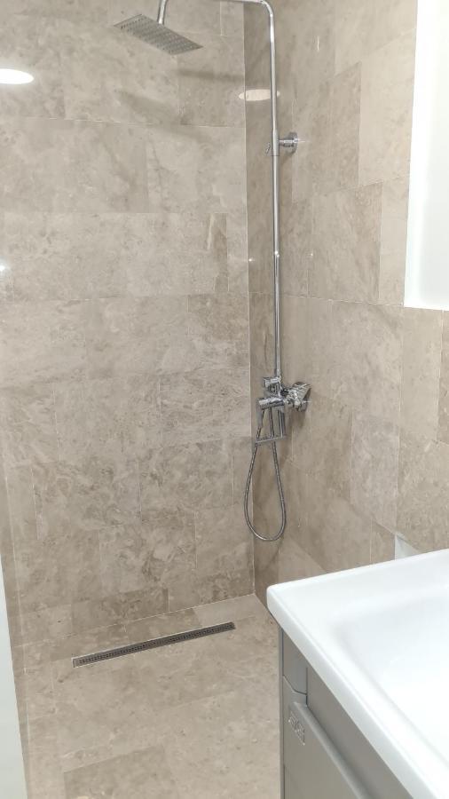 Roşu Albert Hotel المظهر الخارجي الصورة