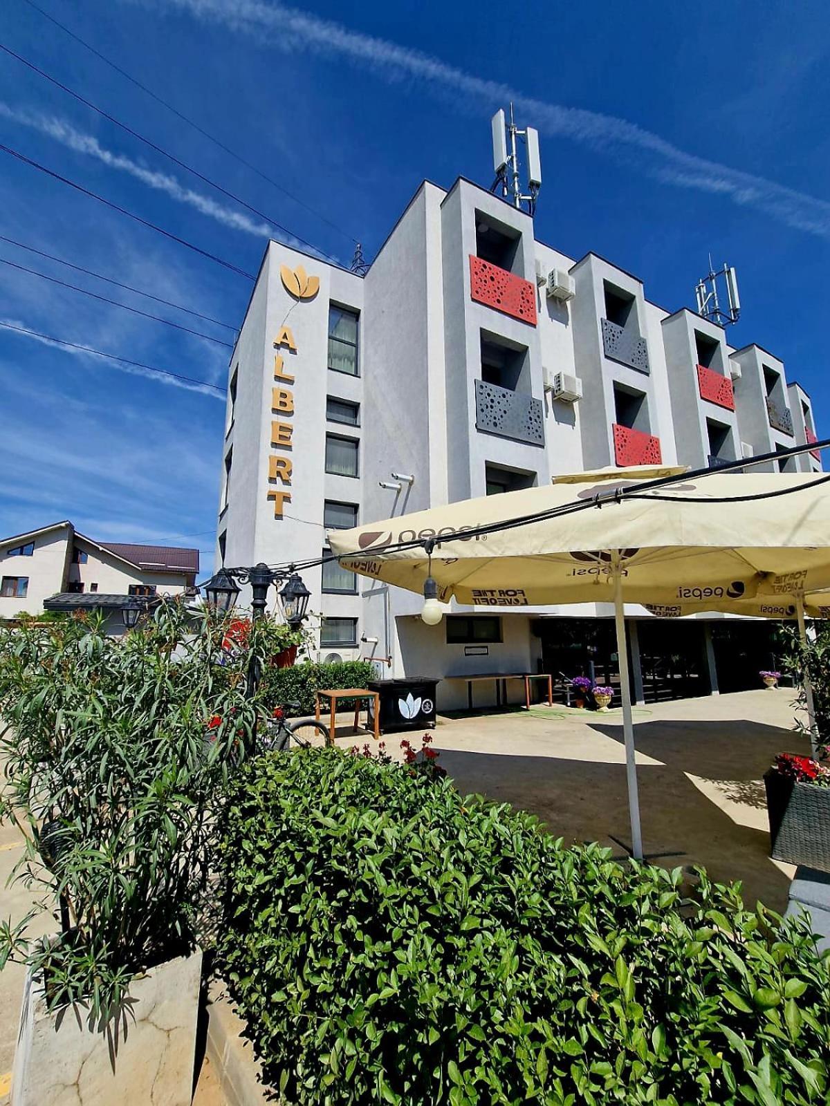 Roşu Albert Hotel المظهر الخارجي الصورة